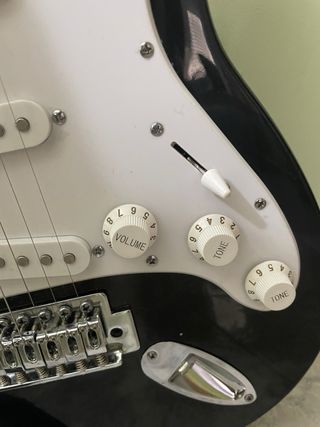 Guitarra eléctrica Behringer y amplificador
