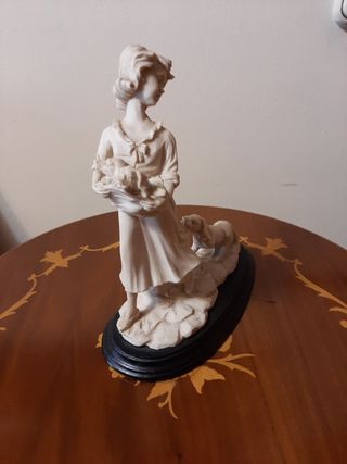 Biscuit de porcelana de niña.con perros