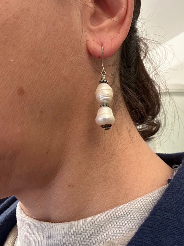 Orecchini pendenti con perle bianche