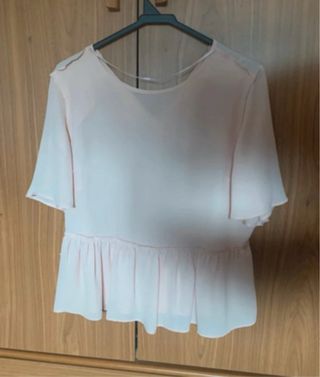 Blusa rosa con volante