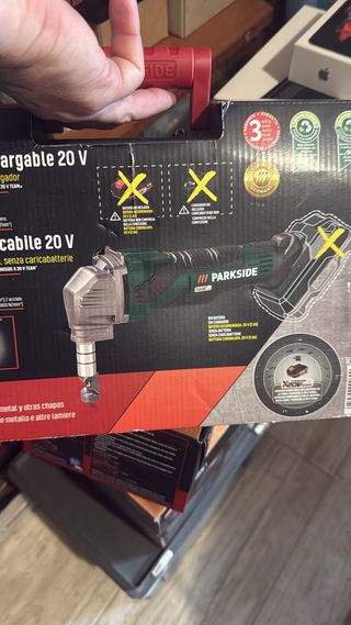cortadora de chapas a bateria 20v  sin abrir