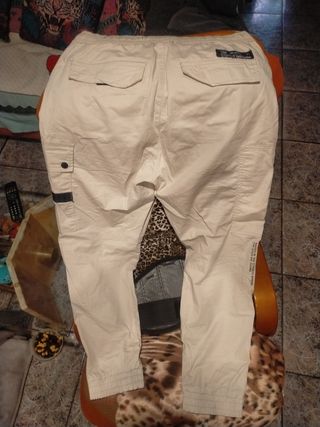 Pantalones joggers,crema, talla L.