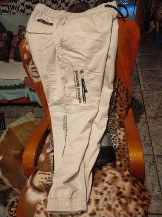Pantalones joggers,crema, talla L.
