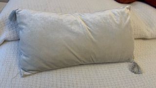dos almohadas con formas