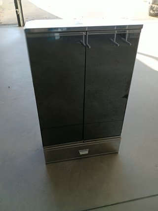 Mueble de acero  con espejo