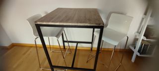 Conjunto de mesa y sillas altas