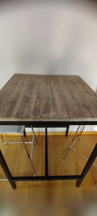 Conjunto de mesa y sillas altas