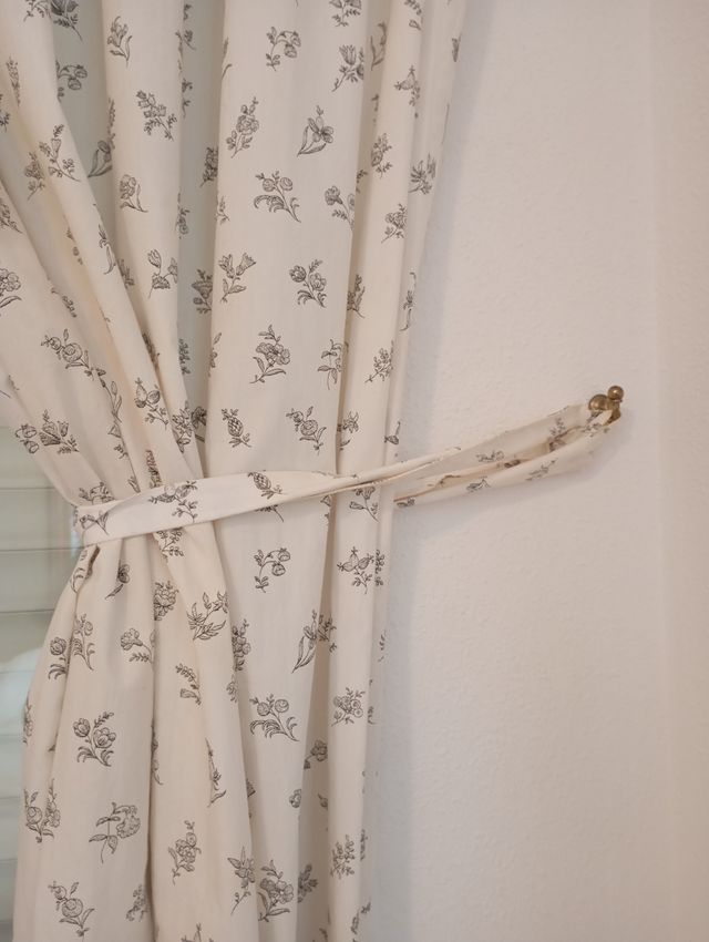 Cortina beige con flores