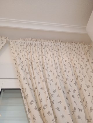 Cortina beige con flores