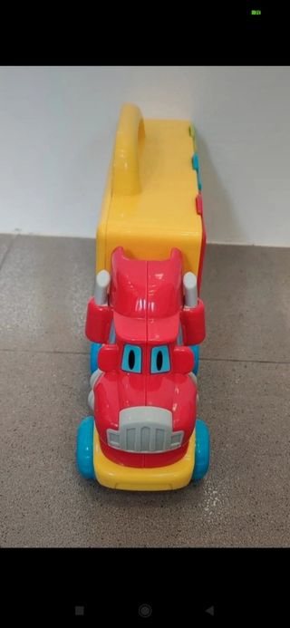 Nenittos. Camión transporta coches.