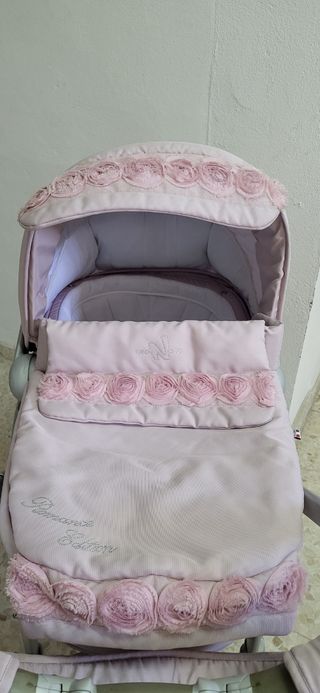 Carrito de bebé color rosa