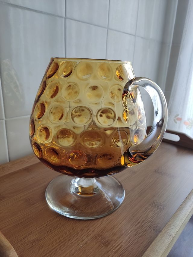 Antica caraffa a forma di coppa in cristallo ambra