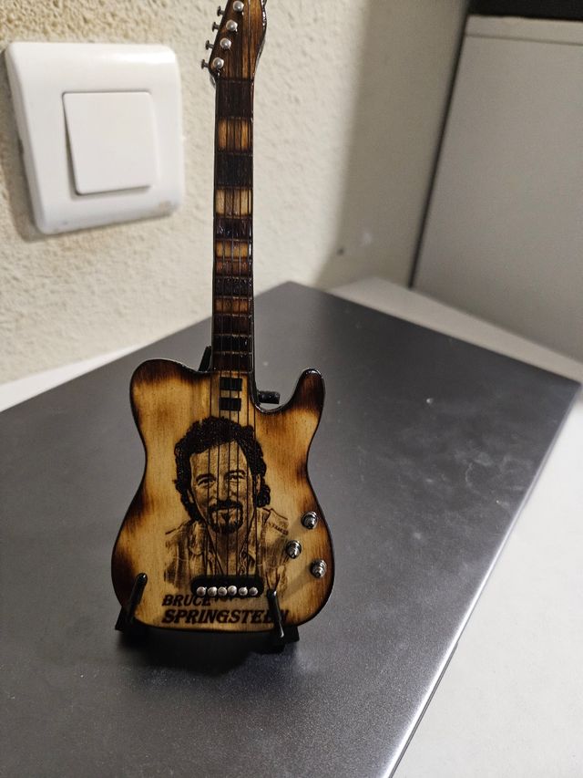 Vendo mini guitarra decoración