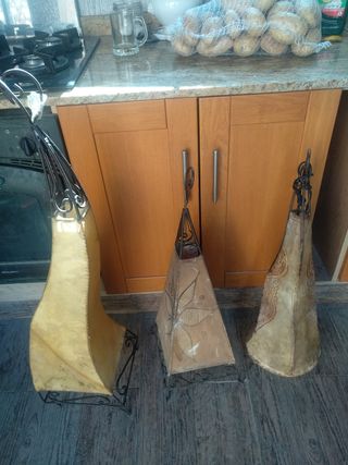 Lámpara aplique, de piel y forja antigua