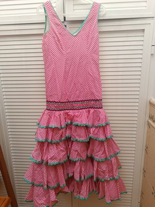Traje de flamenca rosa con lunares