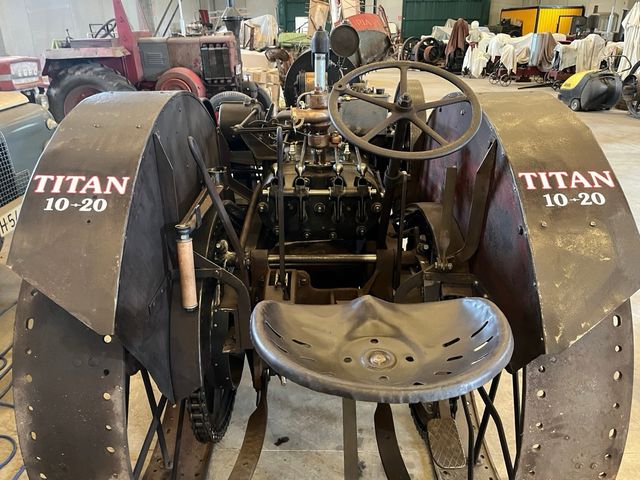 Tractor antiguo IHC Titan de 1917