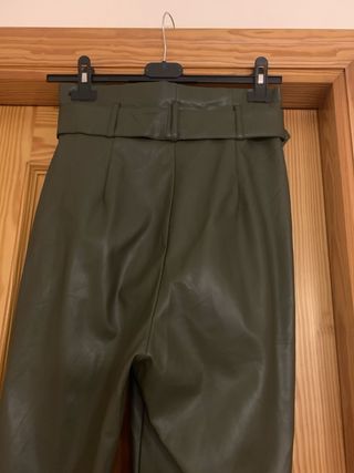 Pantalon efecto piel