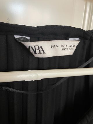 Blusa negra plisada zara
