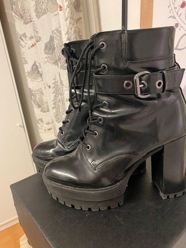 Botines negros de tacón