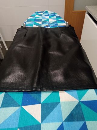 Falda corta imitación piel