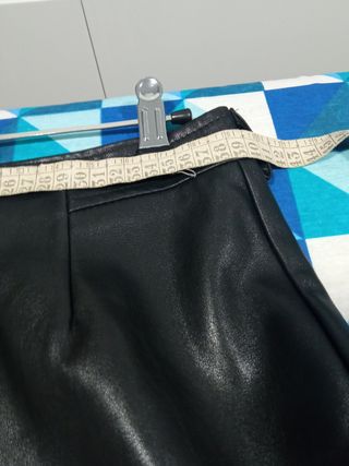 Falda corta imitación piel