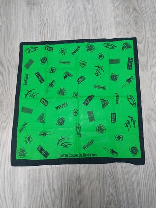 Pañuelo unisex de Benetton 50x50 Antiguo.