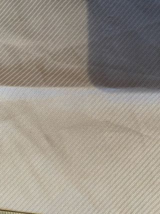 Tres trozos de tela fina blanca