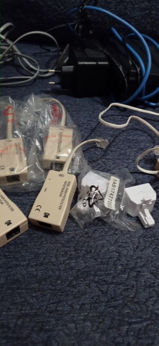 Cables de red, ethernet y router wifi