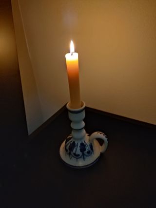 Palmatoria cerámica con vela rosa, portavelas.