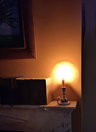 Palmatoria cerámica con vela rosa, portavelas.