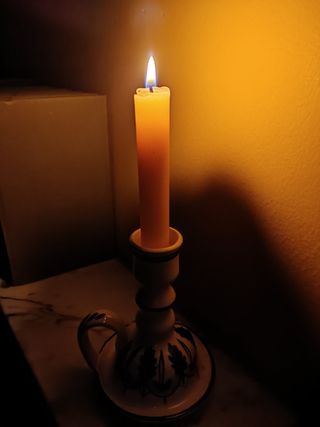 Palmatoria cerámica con vela rosa, portavelas.