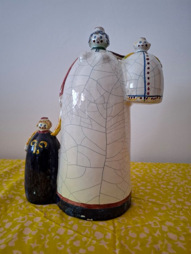 Figura mujer con dos niños