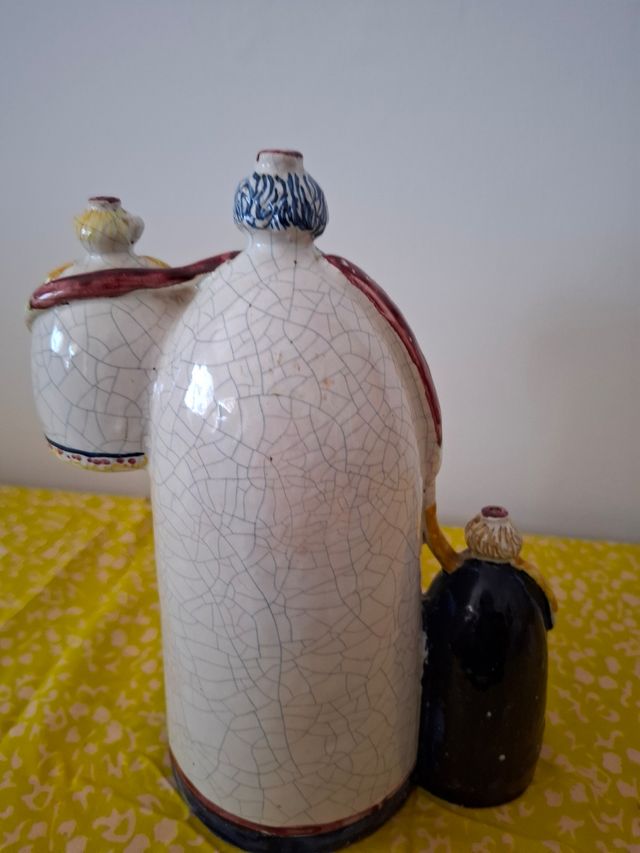 Figura mujer con dos niños