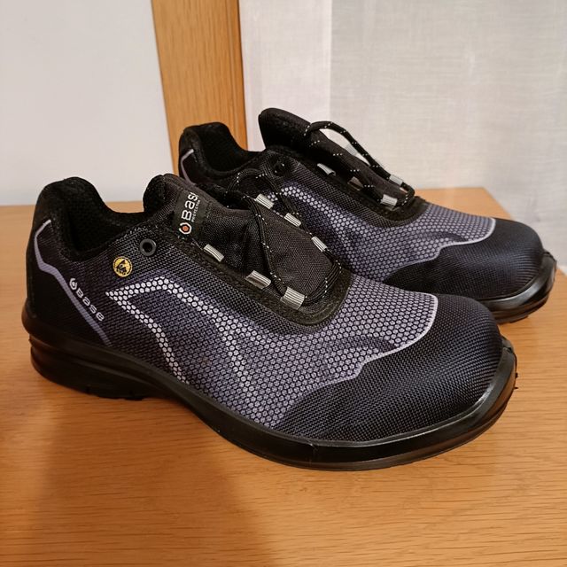 Zapatos de seguridad nuevos