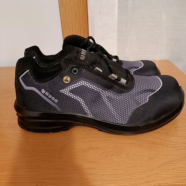 Zapatos de seguridad nuevos