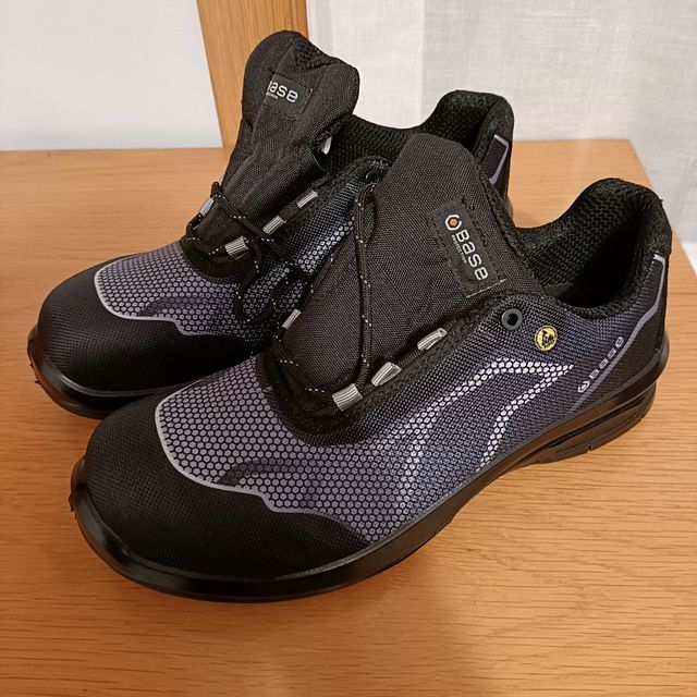 Zapatos de seguridad nuevos