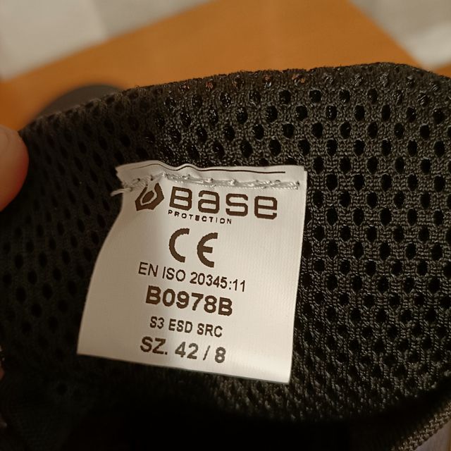 Zapatos de seguridad nuevos