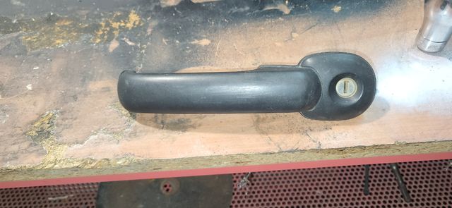 Maneta porton trasero terrano 2