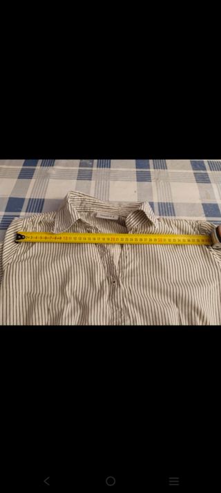 Camisa de rayas negras ajustada