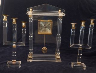 OROLOGIO E PORTACANDELE IN METRAKILATO.