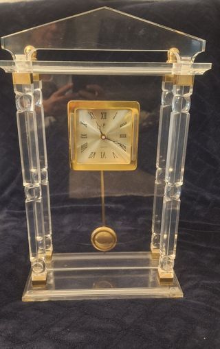 OROLOGIO E PORTACANDELE IN METRAKILATO.