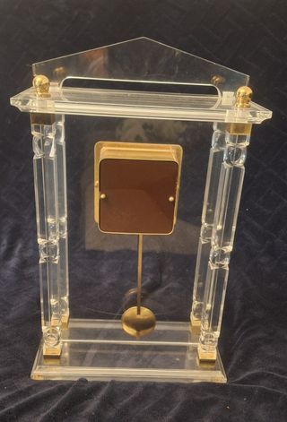 OROLOGIO E PORTACANDELE IN METRAKILATO.