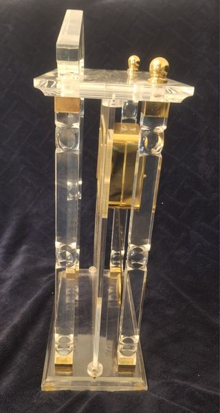 OROLOGIO E PORTACANDELE IN METRAKILATO.