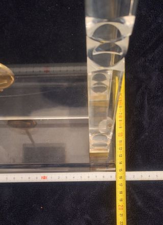 OROLOGIO E PORTACANDELE IN METRAKILATO.