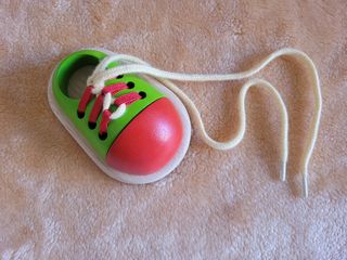 Zapato de juguete para atar cordones