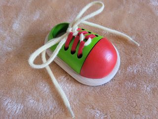 Zapato de juguete para atar cordones