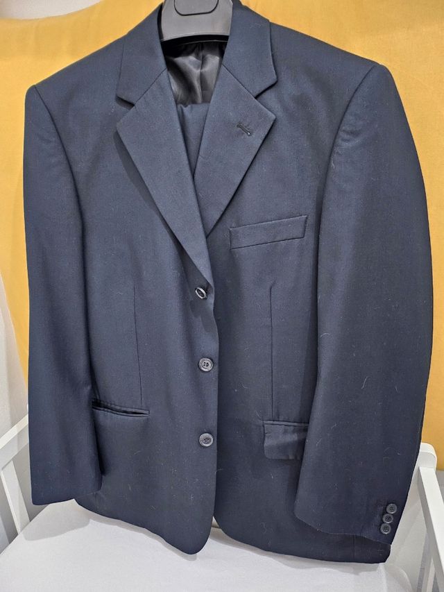 Traje azul marino, marca lefties.
