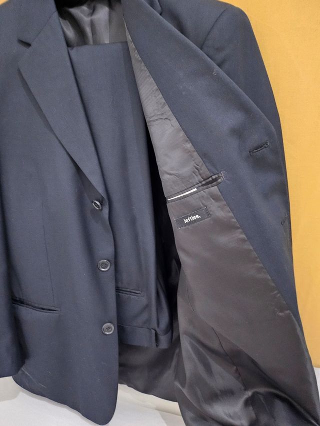 Traje azul marino, marca lefties.