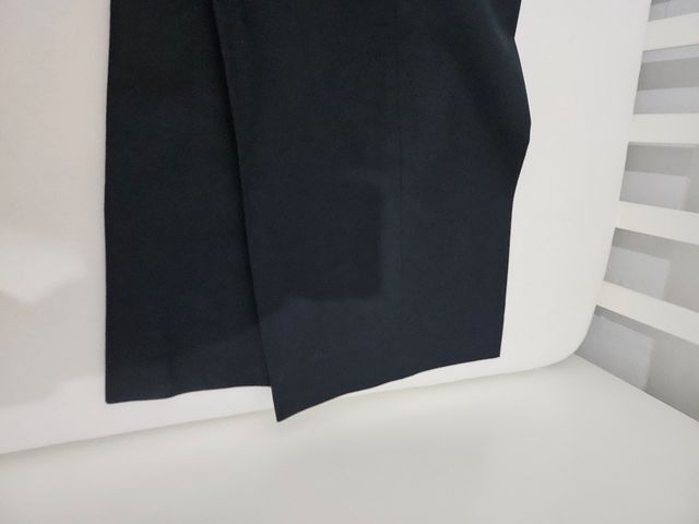 Traje azul marino, marca lefties.