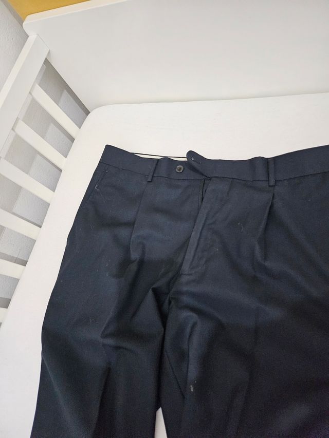 Traje azul marino, marca lefties.